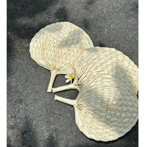 Abanico de bambú artesanal tradicional, diseñado para un estilo de vida sostenible y uso diario. - Product Image 4