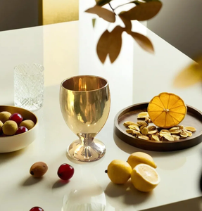 Verre à vin en laiton plaqué or avec motif en relief, idéal pour la maison, la cuisine et les restaurants, compatible lave-vaisselle. - Product Image 3