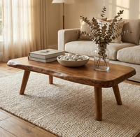 Table basse en bois vintage décorative de qualité supérieure pour un salon luxueux, créant une touche de sophistication dans l'ameublement.