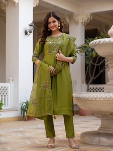 Conjunto de Kurti Étnico de Seda Mango de Lujo con Pantalones Rectos y Dupatta de Seda Maslin de Diseño |   Proveedor de Ropa B2B - Product Image 4