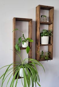 Étagères murales flottantes en bois de luxe, faites à la main, pour le rangement et la présentation dans le salon ou la chambre. - Product Image 1