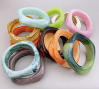 Brazalete de Resina Redondo Artístico Hecho a Mano, Joyería Coleccionable en Tonos Ámbar Marrón Beige