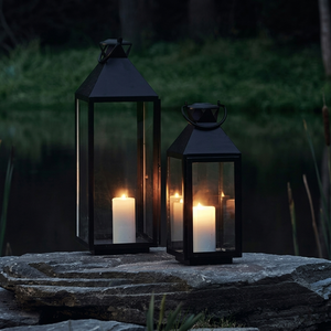 Lanterne décorative moderne en métal noir et verre, porte-bougie suspendu pour jardin extérieur, lanterne de sol minimaliste haute pour décoration de mariage - Product Image 1