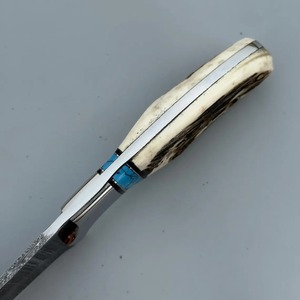 Couteau de chasse artisanal en acier Damas SAZ ENTERPRISES, manche en corne et résine, étui en cuir, longueur totale 7 pouces - Cadeau pour la fête des pères - Product Image 5