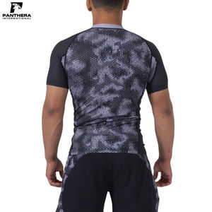 เสื้อรัดกล้ามเนื้อ MMA คุณภาพสูง สำหรับฝึกซ้อมแบบ No Gi พิมพ์โลโก้ได้ตามต้องการ ผลิตจากผ้าสแปนเด็กซ์/โพลีเอสเตอร์ แขนสั้น ระบายอากาศได้ดี - Product Image 3