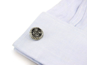 Mancuernillas Redondas Personalizadas de Piedra Negra con Diseño Floral en Tono Plateado Vintage, Joyería Formal para Camisa de Boda para Hombre - Product Image 4