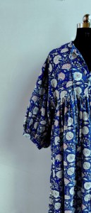 Robe midi décontractée en coton ample bleu style bohème chic avec imprimé main et col noué à manches courtes pour femme - Product Image 2