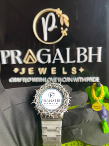 นาฬิกาควอตซ์หรู Pragalbh Jewels ประดับเพชรโมอิสซาไนต์ ขอบหน้าปัดลายหนาม คริสตัลแซฟไฟร์ ขนาด 42 มม. ตัวเรือนสแตนเลสสตีล หน้าปัดอนาล็อก น้ำหนักเบา - Product Image 3