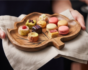 Assiette de service en bois artisanal de qualité supérieure, motif végétal gravé, bois naturel, pour la maison, les mariages, les événements et les restaurants - Product Image 3