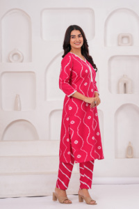 Elegante Conjunto de Kurti y Pantalón de Rayón para Mujer |   Conjunto de Kurta Recta Estampada Rosa - Product Image 3