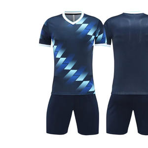 Uniformes de football en gros, 100% polyester, design personnalisé, fabriqués par FIT FRONT industries, disponibles dans toutes les couleurs - Product Image 3