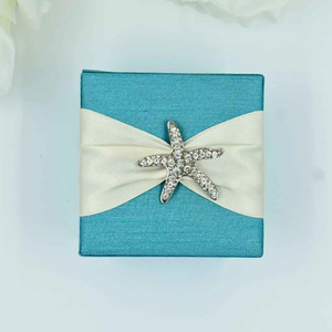 Caja de Regalo Cuadrada de Lujo con Aspecto de Seda Turquesa para Recuerdos de Boda, con Broche de Estrella de Mar de Cristal, Cinta de Satén Color Marfil y Tapa Desmontable Hecha a Mano - Product Image 4
