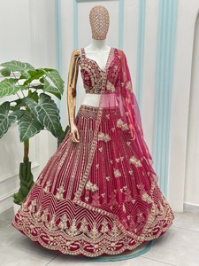 Conjunto Étnico Indio de Diseño: Lehenga, Blusa y Dupatta con Lentejuelas, Bordado y Adornos de Mariposas en Tela de Red para Bodas y Fiestas - Product Image 5
