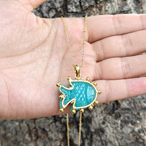 Collier pendentif poisson sculpté à la main en amazonite naturelle sertie de griffes, avec chaîne en laiton plaqué or 18 carats, design perlé - Product Image 4