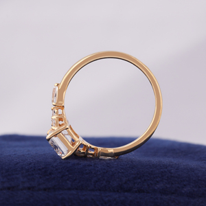 Anillo de compromiso con diamante cultivado en laboratorio de 2 quilates con corte esmeralda y piedras laterales en racimo - Product Image 5