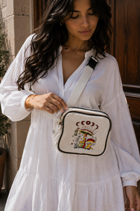 Sac bandoulière brodé d'art populaire avec compartiment principal zippé, sangle réglable et sacs fourre-tout pour femmes faits à la main et artistiques - Product Image 3