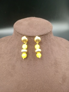 Pendientes Colgantes Chapados en Oro Amaira Jewels con Perlas de Imitación, Pendientes de Fiesta con Forma de Bola Vintage para Mujer de Rajasthan - Product Image 5