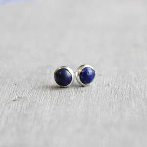 Boucles d'oreilles clous en argent sterling et lapis-lazuli 6 mm, bijoux minimalistes pour femmes, faits à la main, fournisseur en gros - Product Image 4