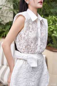 Blusa sin mangas de encaje floral para mujer con hombreras, cuello clásico y botones frontales, 100% poliéster GINNY - Product Image 3
