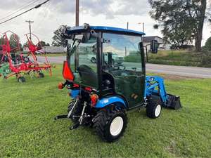 Tractor LS MT125 4x4 Mini Tractor Compacto 4WD con Cargador Frontal y Retroexcavadora para Trabajo Agrícola, Jardinería y Uso en Granjas - Product Image 3