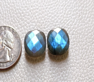 Paire de cabochons en labradorite facettée, motif coussin, avec éclat bleu, pour boucles d'oreilles, pendentifs et bijoux, 14 mm - Product Image 1