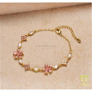 Pulsera floral en tono dorado con motivos de pétalos rosas y detalles de piedras transparentes para compradores mayoristas de joyería - Product Image 4