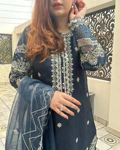 ชุดเสื้อผ้าพร้อมใส่ ดีไซน์สวยงาม ปักลายด้วยด้ายซารีและด้ายปักแบบดั้งเดิม ผ้าเครปธรรมชาติ พร้อมกางเกงและผ้าคลุมไหล่ ตัดเย็บสำเร็จ - Product Image 2
