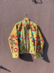 Chaqueta Corta con Manga Larga y Abertura Frontal, Estilo Boho Chic, Chaqueta Tradicional con Bordado Floral, Blazer de Terciopelo Amarillo Mostaza - Product Image 2
