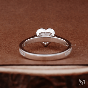 Anillo de diamante cultivado en laboratorio con corte en forma de corazón, inspirado en el amor, con engaste de bisel de 1.0 quilates y banda de canal en oro blanco de 10k. - Product Image 2