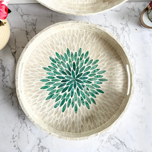 Plateau décoratif rond en nacre avec incrustations, motif floral vert par blossom craft - Product Image 1