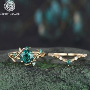Bague de fiançailles vintage pour femme en argent plaqué or 18 carats avec moissanite taille coussin et motif végétal serti à griffes - Product Image 6