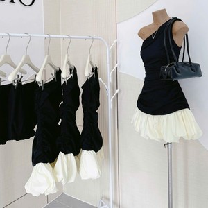 Ensemble 2 pièces pour femme OEM, haut noir vintage élégant à une épaule et jupe bouffante blanche, en coton bambou, coupe ajustée, dentelle brodée - Product Image 2