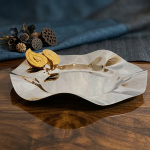 Plateau de service luxueux en argent ondulé avec une finition miroir et des élégants accents dorés Paisley pour une décoration intérieure sophistiquée - Product Image 5