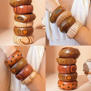 Brazalete de madera natural con grabado geométrico simple JS, pulsera gruesa de madera hecha a mano, brazalete grande de madera natural - Product Image 1