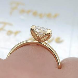 แหวนเพชรทรงรัศมี 3 กะรัต ทองคำขาว 14K ได้รับการรับรองจาก IGI เพชรเพาะเลี้ยงในห้องปฏิบัติการ ระดับความสะอาด VS1 สี F สำหรับผู้หญิง แหวนหมั้นหรูหรา - Product Image 6