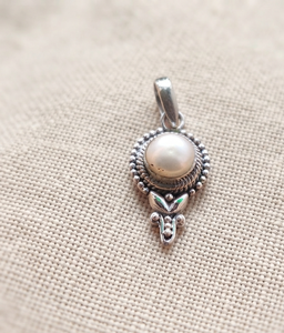 Colgante Minimalista de Plata de Ley 925 con Perla de Agua Dulce y Baño de Oro Rosa, Joyería Religiosa para Mujer, Regalo - Product Image 5