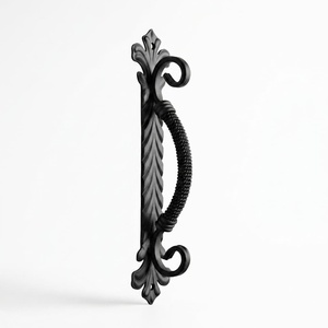 Poignée de portail en fer forgé traditionnelle ; résistante à la rouille, facile à installer, avec un design décoratif et une finition peinte. - Product Image 1