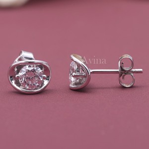 Boucles d'oreilles clous rondes serties de diamants de laboratoire certifiés IGI en or 18 carats |   Boucles d'oreilles minimalistes en diamant - Product Image 2