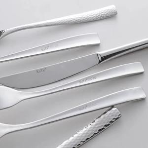 Le service de couverts moderne est conçu pour être à la fois fonctionnel au quotidien et élégant pour les occasions spéciales. - Product Image 3