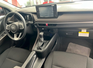 Toyota Yaris YX 2024 à faible consommation de carburant, boîte manuelle/automatique, intérieur cuir foncé, pneus R17, électrique/essence 4L - Product Image 2