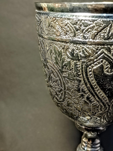 Gobelet ornemental en finition argent antique avec motif cœur et gravure florale complexe, coupe à pied classique - Product Image 2