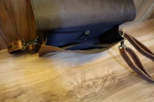 Pochette en cuir véritable faite à la main pour femme, pochette zippée peinte à la main avec doublure en cuir véritable, best-seller conçu pour les femmes - Product Image 5