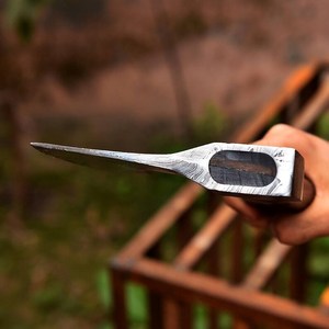 Hacha de Acero de Damasco Premium Forjada a Mano, Hacha Vikinga Hecha a Mano para Camping y Bushcraft, Hoja de 4 1/2 Pulgadas, Mango de Madera - Product Image 2