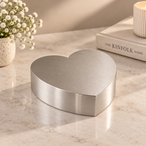 Urna Conmemorativa en Forma de Corazón de Metal Plateado con Acabado Satinado Suave para Guardar Cenizas de Seres Queridos - Product Image 1