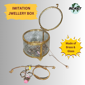 Élégance vintage pour mon espace avec cette magnifique boîte à bijoux en laiton et en verre. Parfaite pour conserver vos trésors en toute sécurité. - Product Image 4