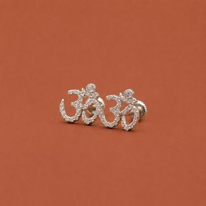 Boucles d'oreilles clous spirituelles en argent sterling 925 avec symbole Om glacé et accents de moissanite brillante, cadeau unique et remarquable pour femme - Product Image 2