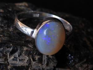 Anillo de Boda de Plata Maciza Australiana con Ópalo - Color Multifuego, Talla 6.5 de EE. UU., Engaste de Garras, Regalo para Fiesta o Boda - Clásico Hecho a Mano - Product Image 3