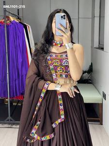 Ensemble Choli et Lehenga en rayonne et coton, style traditionnel, avec Gota Pati, Patti, travail miroir et Kaudi, pour les fêtes, à vendre. - Product Image 5