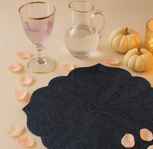 Lot de 2 sets de table décoratifs faits main en polyester/coton écologique, brodés de fleurs bleu marine, pour une ambiance romantique et élégante - Product Image 1