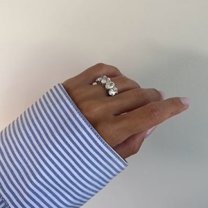 Bague de mariage classique en or avec diamants ovales de laboratoire de 5 carats au total, sans défauts internes, certifiée IGI, sertissage invisible - Product Image 4